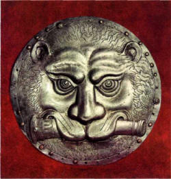 пара прорезных аламов представляет собой плоские диски диаметром 28 см с изображением львиной головы, сжимающей в пасти ствол