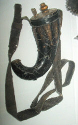 Пороховница и фрагмент чехла, из находок на поле боя при Берестечко.