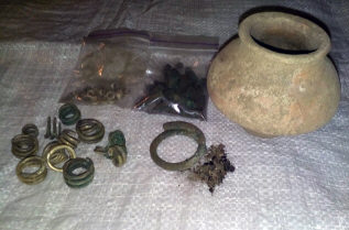 Медные и серебряные спиралевидные кольца, лейковидные конусы, горшок Трипольской культуры