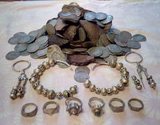 Клад серебра 15 века: колты, серьги, перстни и пражские гроши