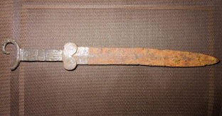 Скифский кинжал с изогнутым клинком и рукоятью в зверином стиле