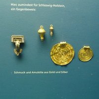 Серебряные фибула и пуговицы и украшеные рунами дисковидные привески