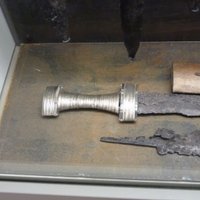 Серебряная рукоять меча