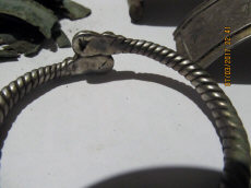 Древнерусский серебряный псевдовитой браслет с фигурными расширениями на кончиках, украшенными чернью.