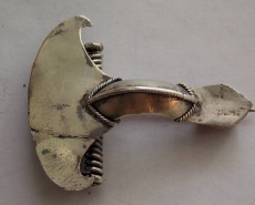 Серебряная двупластинчатая фибула. Период поздней Римской империи