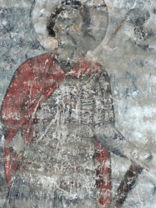 На юбке св. воина в Тимотесубани тени под пластинами изображены мастером коричневыми линиями, а на ламеллярной кирасе одновременно видны и тени, и полосы