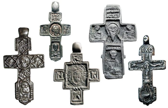 Русские нательные кресты XV-XVI вв. с изображением Иисуса Христа и избранных святых