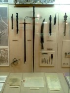 мечи, кинжалы, наконечники копий