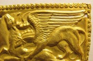 Нашивка скифская золотая с сюжетом: Грифон охотится на оленя