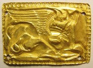 Нашивка скифская золотая с сюжетом: Грифон охотится на оленя