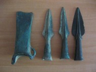 Клад древнего бронзового оружия: три наконечника копий и топор кельтского типа