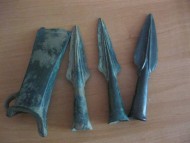 Клад древнего бронзового оружия: три наконечника копий и топор кельтского типа