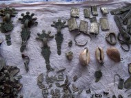 Клад древних аксесуаров: заколок, бус, гривен, браслетов, нашивок, бляшек, бубенчиков