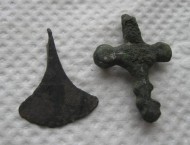 Амулет-топорик и накладка ременная в виде креста