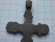 Тыльная сторона бронзового крестика