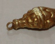 Скифская золотая привеска в форме сосуда
