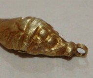 Скифская золотая привеска в форме сосуда