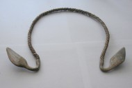 Женская проволочная серебряная шейная гривна с сильно расширенными и загнутыми уплощёнными концами, 9-11