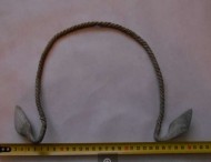Женская проволочная серебряная шейная гривна с сильно расширенными и загнутыми уплощёнными концами, 9-11