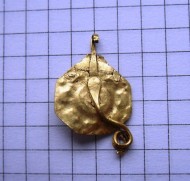 Золотая подвеска-привеска Черняховской культуры с камнем