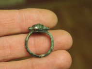 серебряный перстень с рогами крапанами, датированный временами Киевской Руси