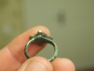 серебряный перстень с рогами крапанами, датированный временами Киевской Руси