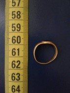 Золотое древнеримское кольцо с небольшим красным камнем