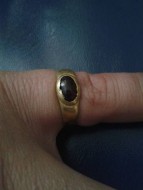 Золотое древнеримское кольцо с небольшим красным камнем