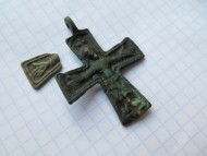 Крест-энколпион  Киевской Руси «Скандинав» и обломок луча креста