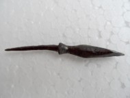 Килевидный бронебойный наконечник стрелы, с утолщенной шейкой, с «юпочкой» черенка