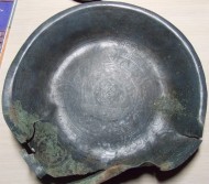 Бронзовая тарелка, украшена гравировкой и чеканкой