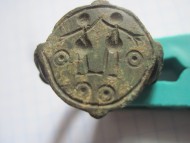 Перстень 12 века, с двумя человеческими фигурами и солярными символами на щитке