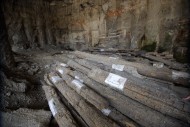 Элементы деревянной мостовой, найденные во время археологических раскопок на Почтовой площади