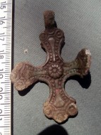 Огромный (5.5 см) бронзовый крест скандинавского типа с цветком по центру