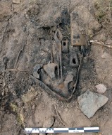 Щипцы и молоток. Археологи нашли еще более глубокие личные вещи в могиле.