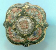 Пуговица, украшена перегородчатыми эмалями 4 цветов