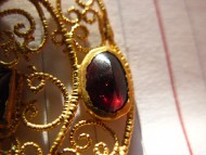 Золотое, украшенное красными камнями, филигранное украшение. Римская Империя II-III век