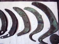 Интересный комплекс. Культура Ноуа, примерно 1450-1250 гг. до н.э., кельт восточнотрансильванского типа «Ришешти» с пещеркой, серпы слева - Карпатского типа, два правых - восточнокарпатский тип «Германешты»