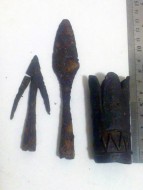 Бутероль ножен сабли, и два наконечника стрелы 9-10 век