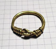 Крупное золотое височное кольцо Черняховская культура