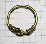 Крупное золотое височное кольцо Черняховская культура