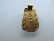 Золотая трапециевидная привеска с закругленными краями, украшенная x-образным орнаментом, Черняховская культура