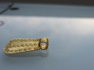 Золотая трапециевидная подвеска с закругленными краями, украшенная x-образным орнаментом, Черняховская культура