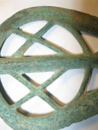Бронзовый прорезной наконечник копья с символом