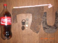 Трубчатообушный топор, наконечник лопаты, чемоданный замочек