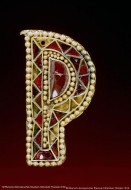 Украшенная P-образная часть ювелирного изделия с жемчугом и различными цветными драгоценными камнями
