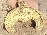 Находка большой золотой лунницы периода Черняховской культуры