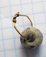 Золотое височное кольцо со шлифованой каменной бусиной