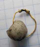 Золотое височное кольцо с каменной бусиной