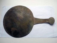 Раннескифское бронзовое зеркало с узорами, инкрустацией серебром